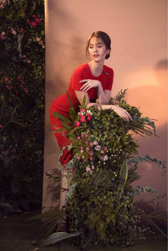 Ngọc Trinh lại khoe dáng ngọt giữa vườn hoa-12