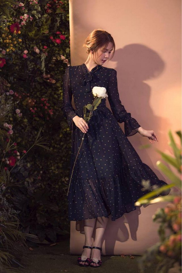 Ngọc Trinh lại khoe dáng ngọt giữa vườn hoa-7