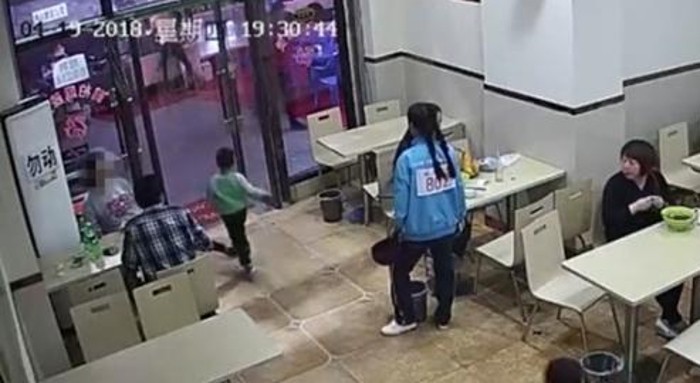 Thai phụ 7 tháng ngáng chân cậu bé 4 tuổi ngã chấn thương đầu nhưng vẫn ngồi thản nhiên ăn uống với chồng-1