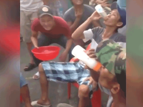 Chết cười với cuộc thi bú sữa bình của các ông bố