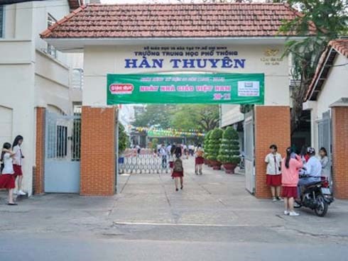 Thầy giáo quấy rối học sinh bị đình chỉ dạy 12 tháng