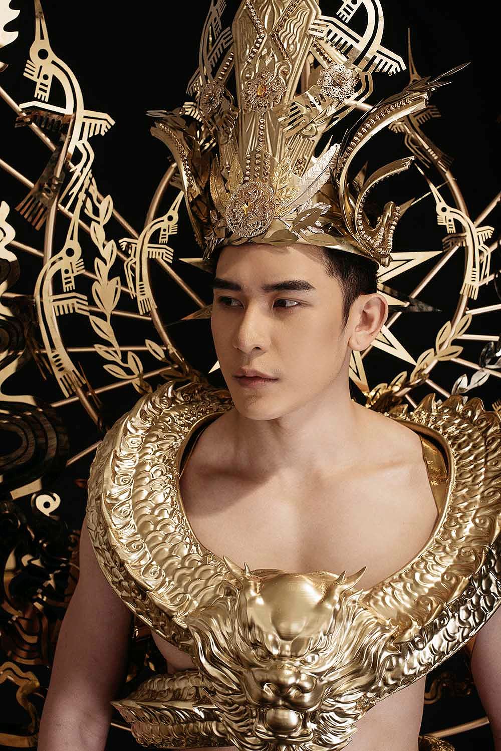 Đại diện Việt Nam mang trang phục dát vàng nặng 40kg đến cuộc thi Mister International-2