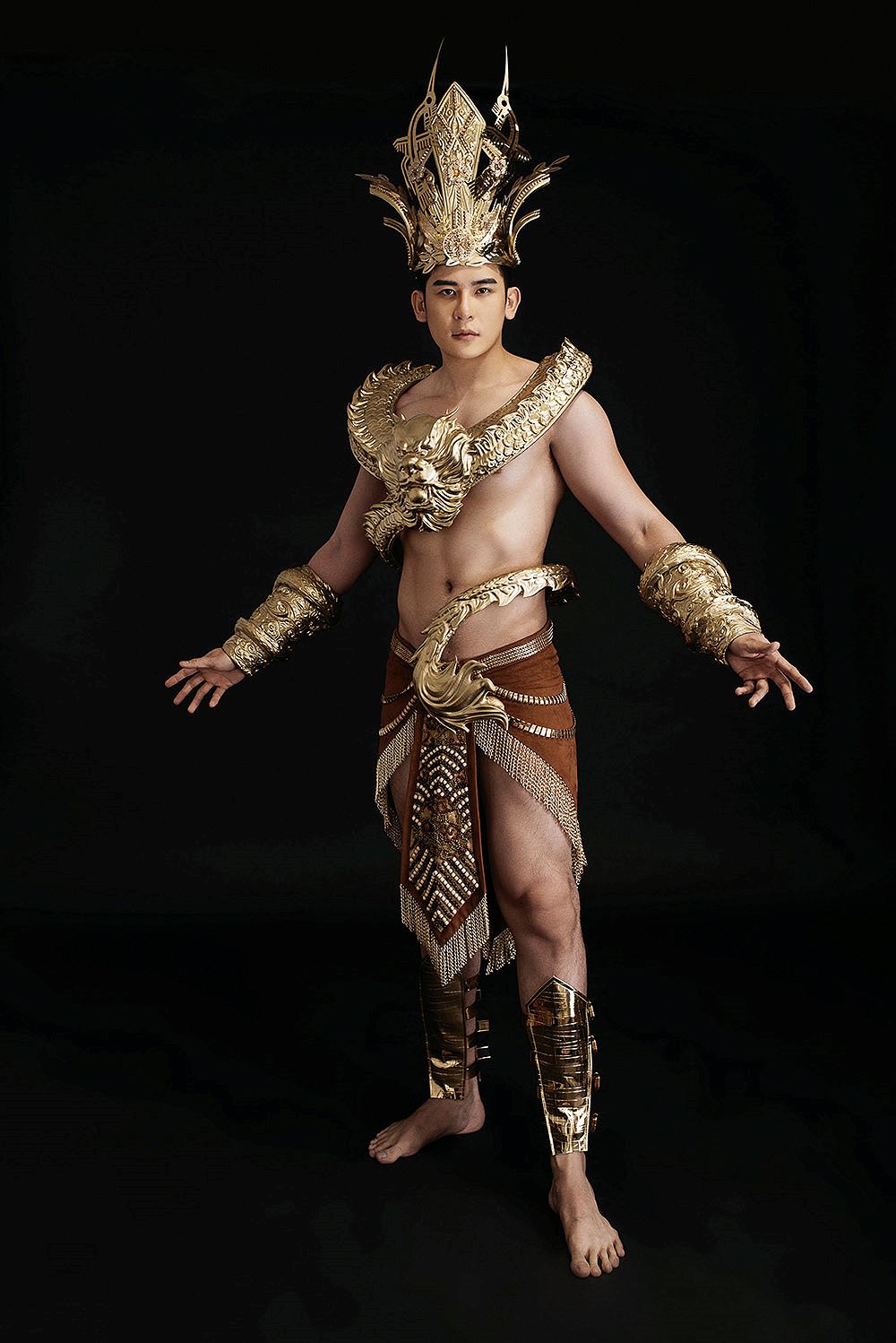 Đại diện Việt Nam mang trang phục dát vàng nặng 40kg đến cuộc thi Mister International-4