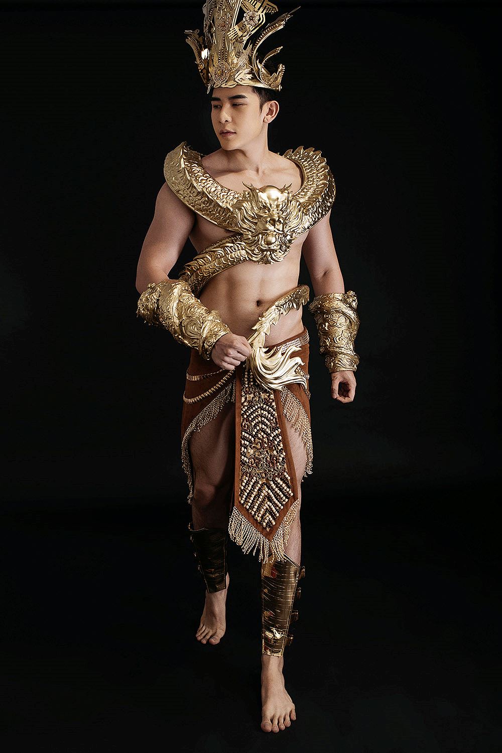 Đại diện Việt Nam mang trang phục dát vàng nặng 40kg đến cuộc thi Mister International-6