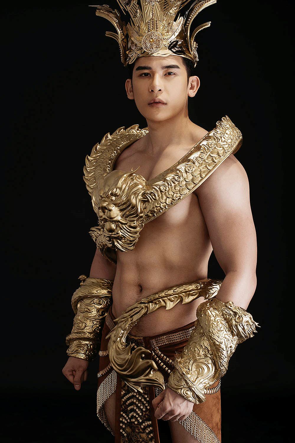 Đại diện Việt Nam mang trang phục dát vàng nặng 40kg đến cuộc thi Mister International-7