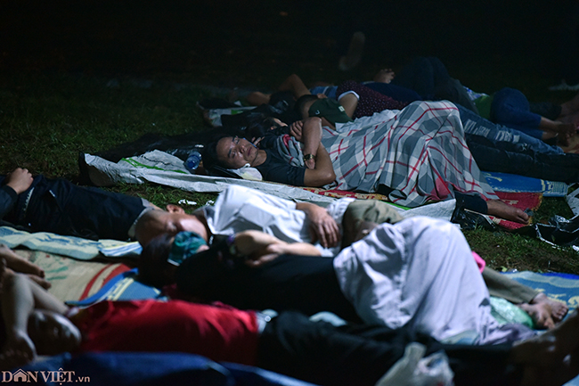 Du khách ngủ la liệt dưới trời mưa lạnh ở Đền Hùng chờ giờ G-3