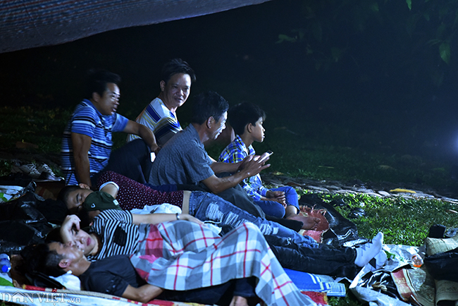 Du khách ngủ la liệt dưới trời mưa lạnh ở Đền Hùng chờ giờ G-4