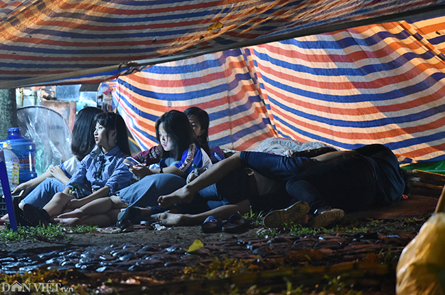 Du khách ngủ la liệt dưới trời mưa lạnh ở Đền Hùng chờ giờ G-5