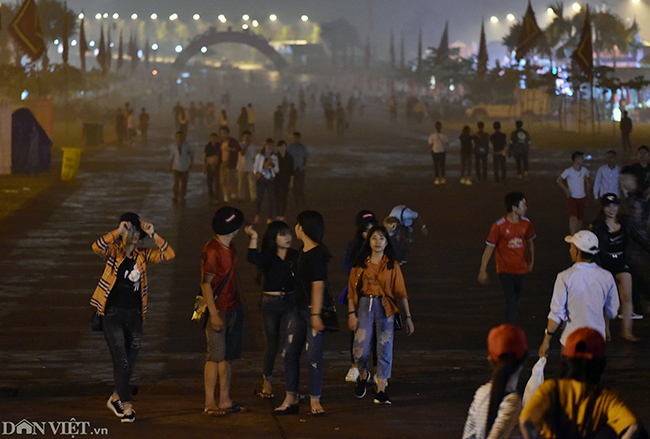 Du khách ngủ la liệt dưới trời mưa lạnh ở Đền Hùng chờ giờ G-6
