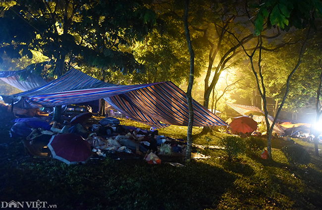 Du khách ngủ la liệt dưới trời mưa lạnh ở Đền Hùng chờ giờ G-7