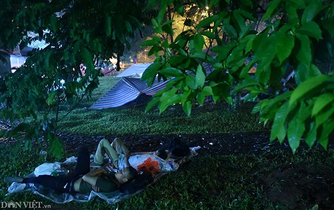 Du khách ngủ la liệt dưới trời mưa lạnh ở Đền Hùng chờ giờ G-8