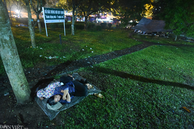 Du khách ngủ la liệt dưới trời mưa lạnh ở Đền Hùng chờ giờ G-9