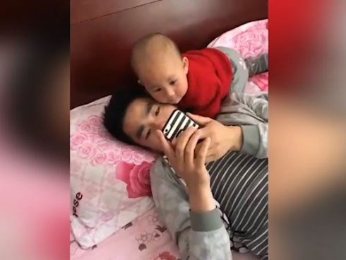 Đòn trừng phạt thẳng tay của bé dành cho ông bố chỉ chăm chăm nhìn vào điện thoại