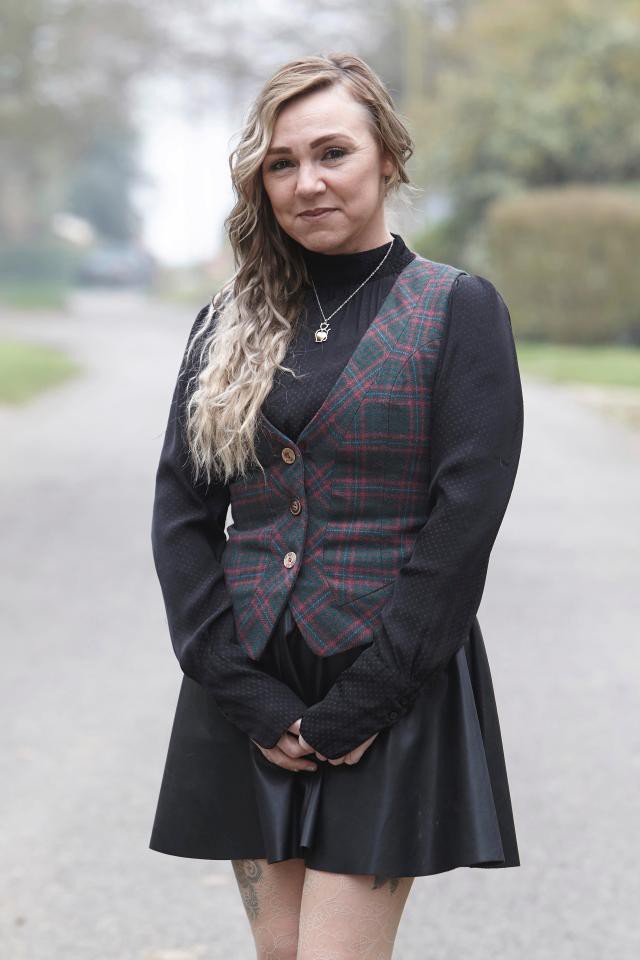 Xấu hổ vì bộ ngực nâng ngoại cỡ, bà mẹ 3 con đã có tự mình giải quyết vì không có tiền đi thẩm mỹ viện-1