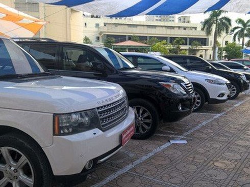 Ô tô sang cũ 'ế sưng': Giảm giá 100 triệu, la liệt vỉa hè