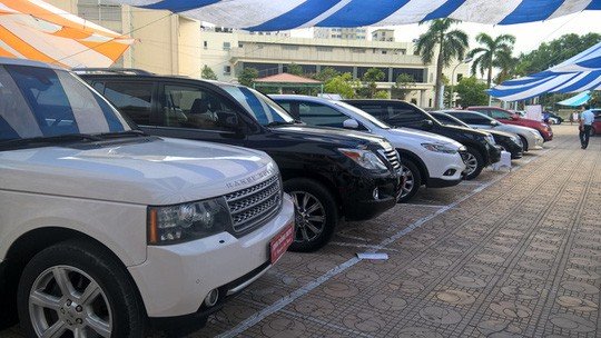 Ô tô sang cũ ế sưng: Giảm giá 100 triệu, la liệt vỉa hè-1