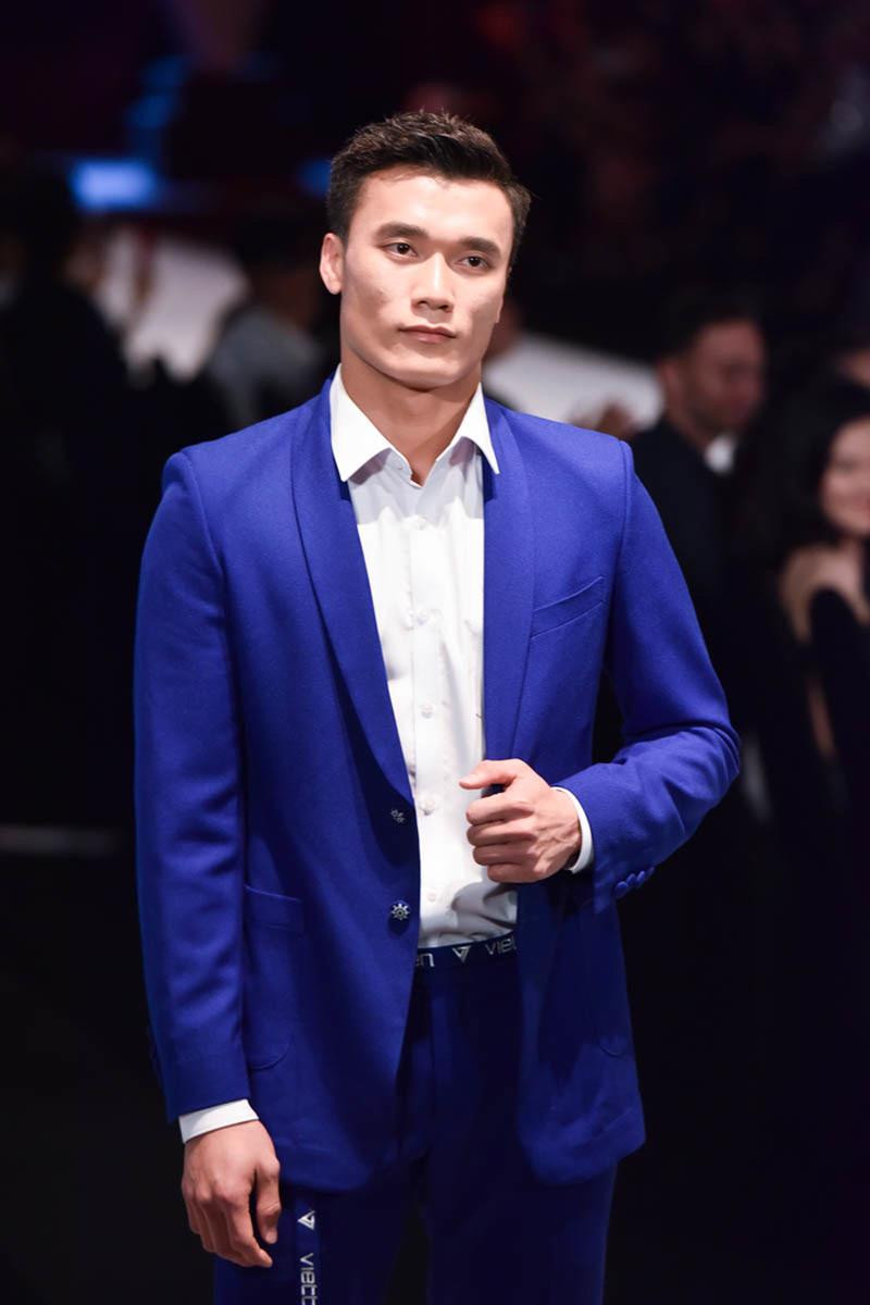 Đây là lý do không nên chỉ trích Bùi Tiến Dũng khi lấn sân làm mẫu!-1