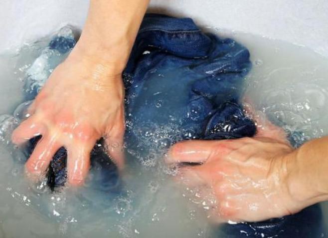 Nếu không muốn chiếc quần jeans trở nên bạc phếch hãy ghi nhớ 6 nguyên tắc làm sạch này-7