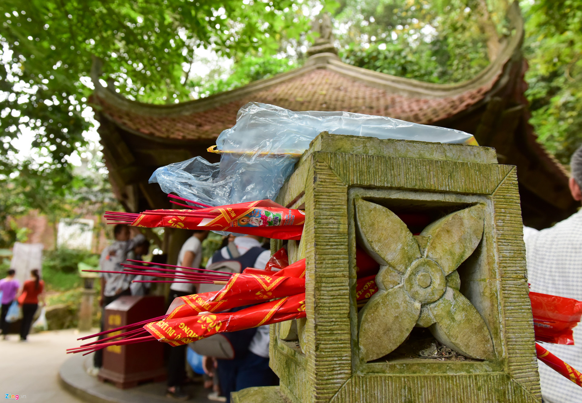 Công an ngăn người mặc quần cộc và váy ngắn vào Đền Hùng-11