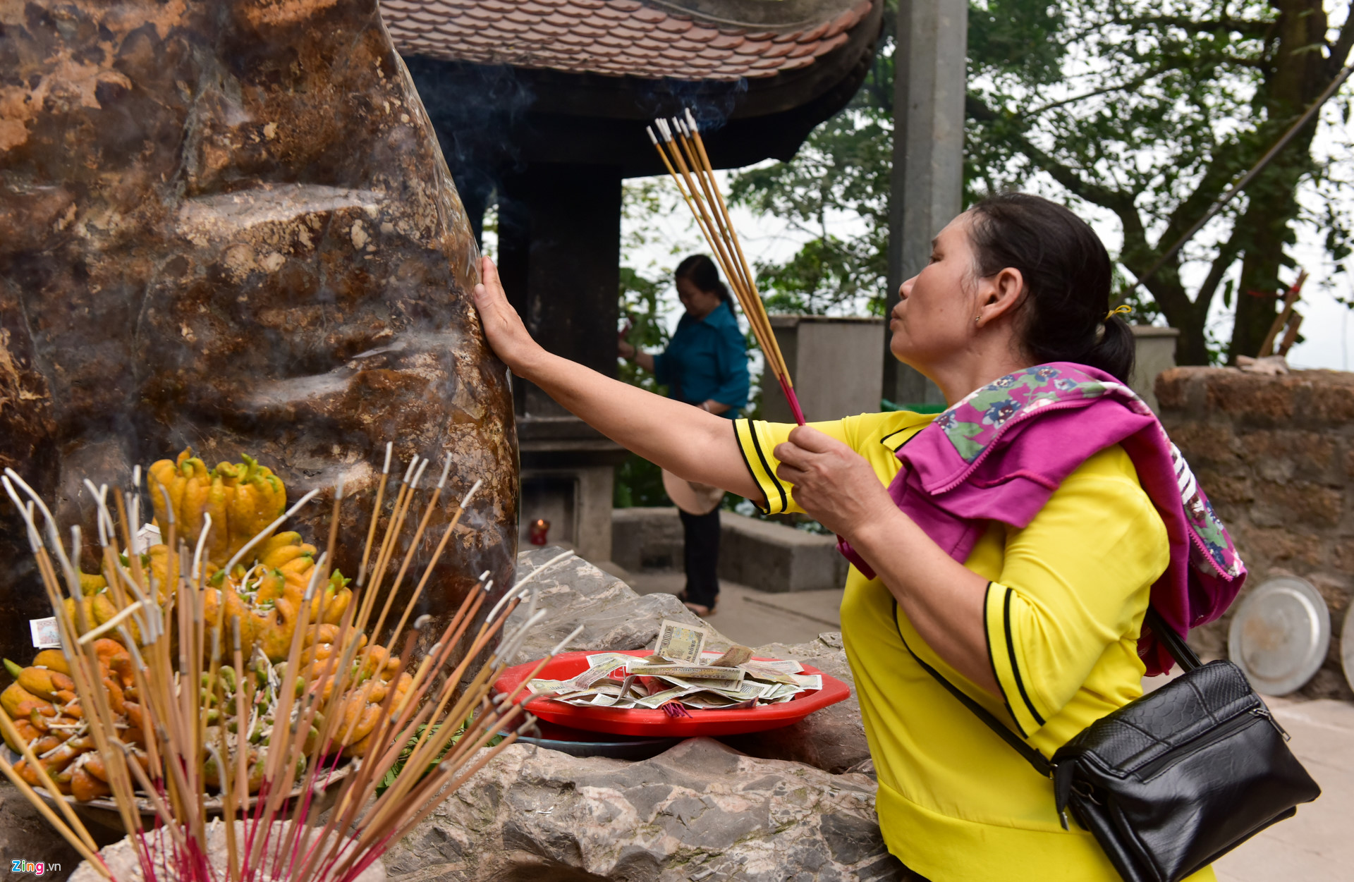 Công an ngăn người mặc quần cộc và váy ngắn vào Đền Hùng-13