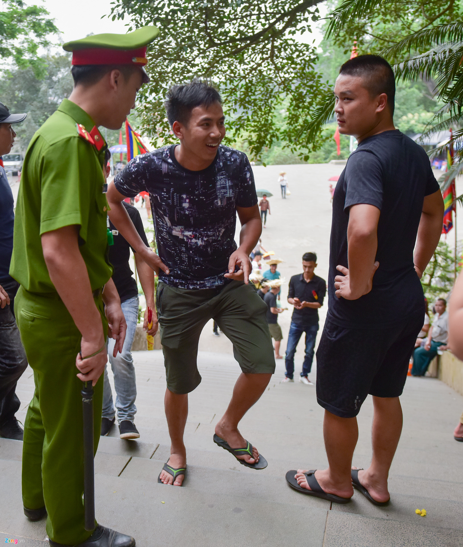 Công an ngăn người mặc quần cộc và váy ngắn vào Đền Hùng-2