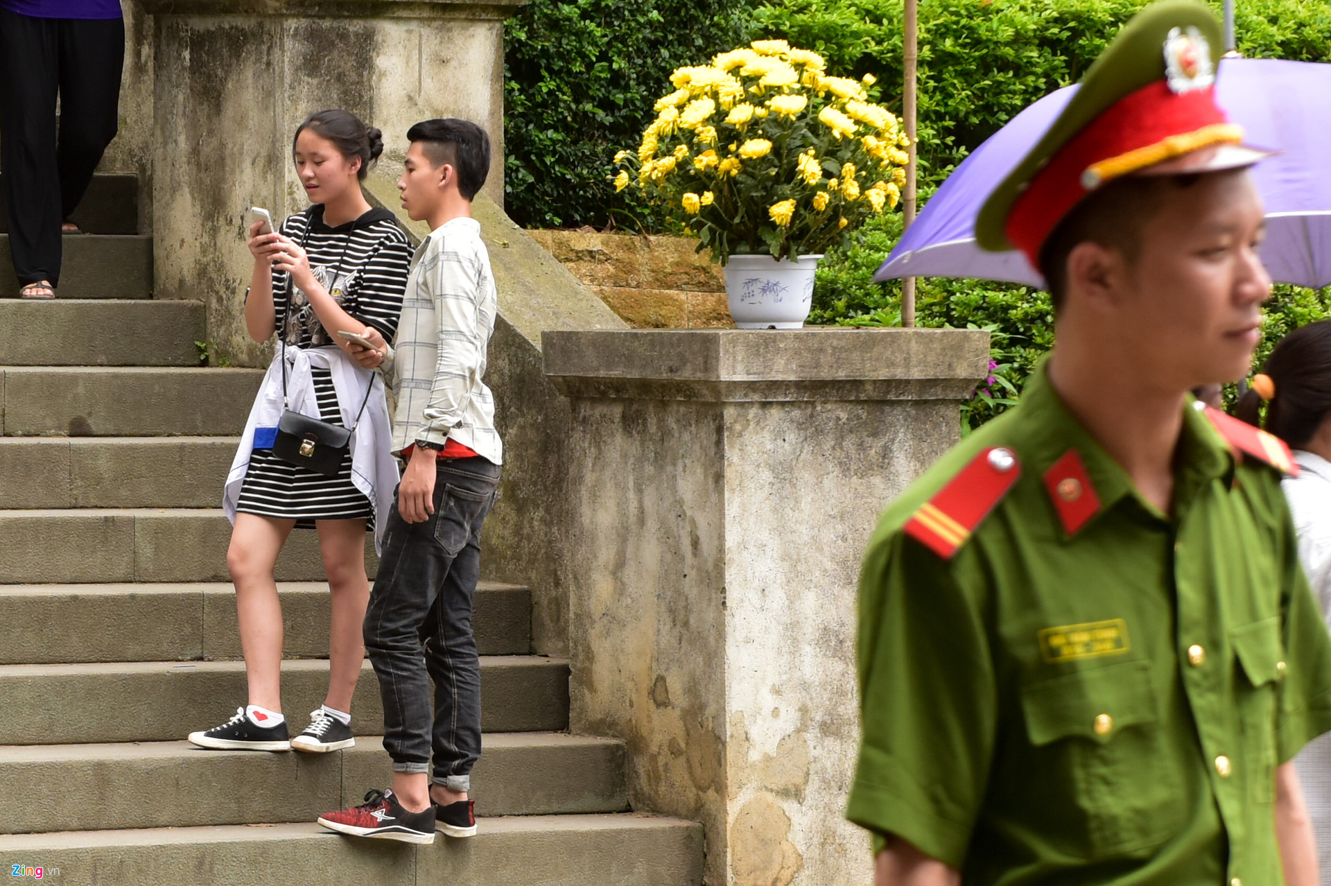 Công an ngăn người mặc quần cộc và váy ngắn vào Đền Hùng-3