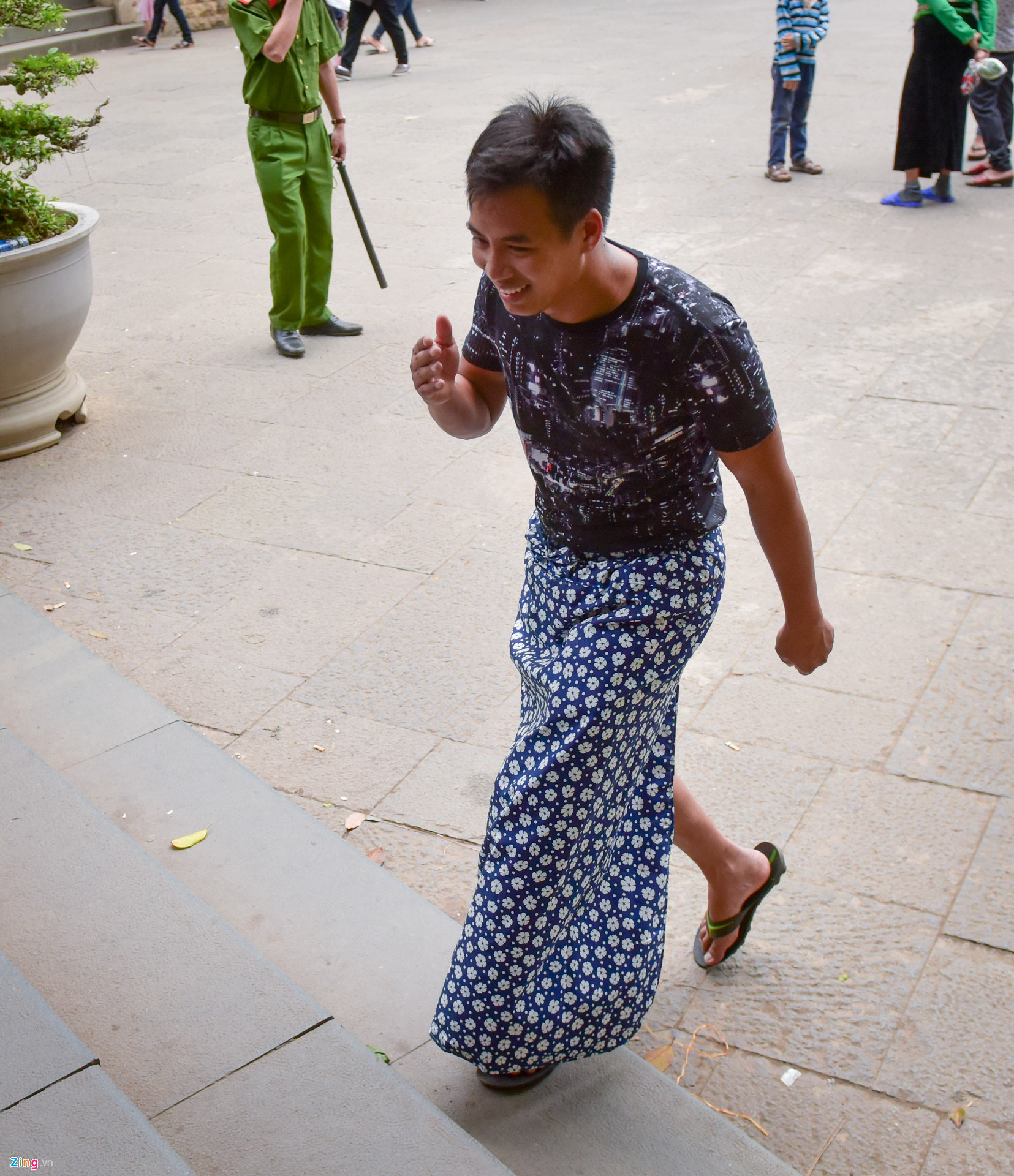 Công an ngăn người mặc quần cộc và váy ngắn vào Đền Hùng-4