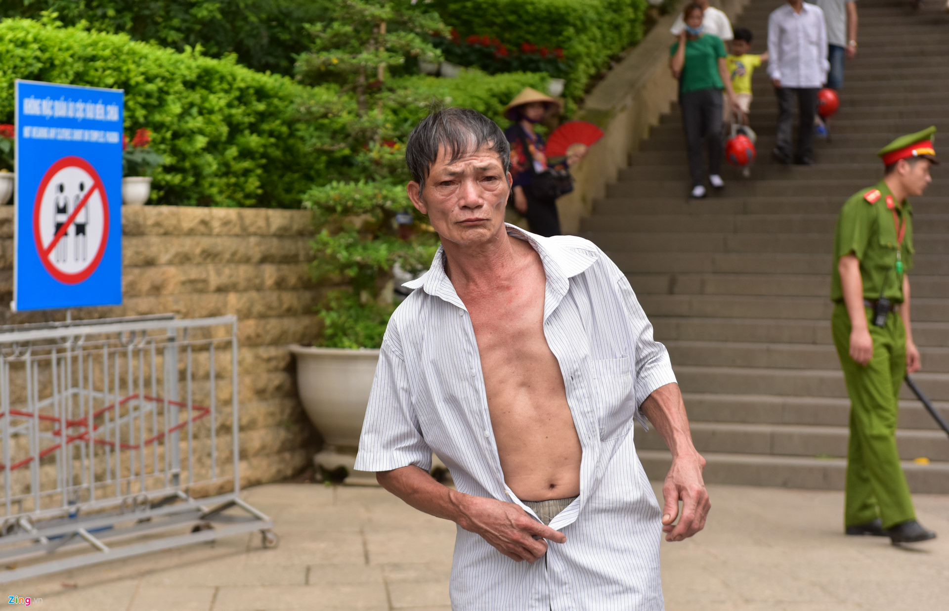 Công an ngăn người mặc quần cộc và váy ngắn vào Đền Hùng-5