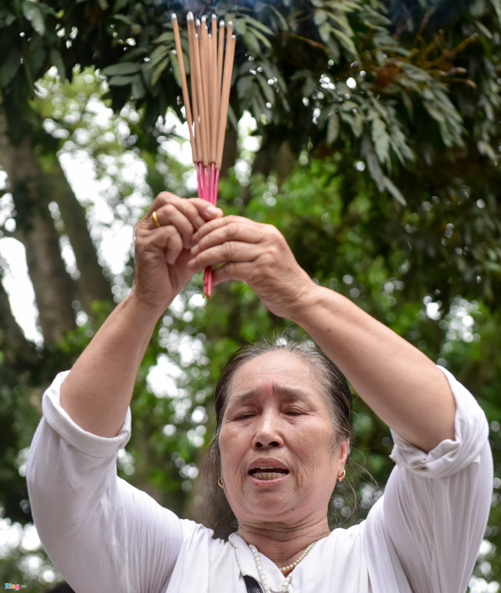 Công an ngăn người mặc quần cộc và váy ngắn vào Đền Hùng-7