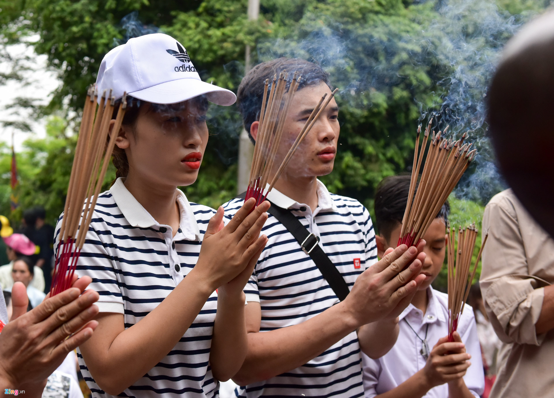 Công an ngăn người mặc quần cộc và váy ngắn vào Đền Hùng-8