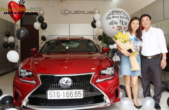 Tặng vợ xe hơi Lexus nhân ngày sinh nhật, đã thế còn trang trí bóng bay lãng mạn khiến nhiều người ngưỡng mộ-1