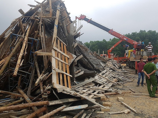 Sập giàn giáo, bới tìm nhiều công nhân từ đống đổ nát-2