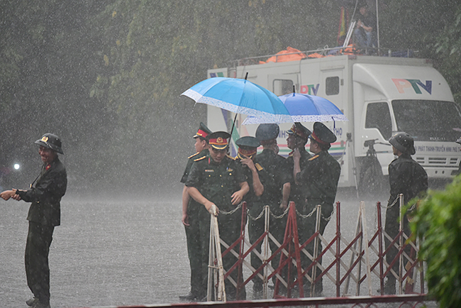 Xúc động hình ảnh sũng nước mưa của lực lượng an ninh ngày Giỗ Tổ-11
