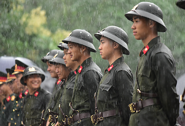 Xúc động hình ảnh sũng nước mưa của lực lượng an ninh ngày Giỗ Tổ-2