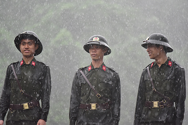 Xúc động hình ảnh sũng nước mưa của lực lượng an ninh ngày Giỗ Tổ-3