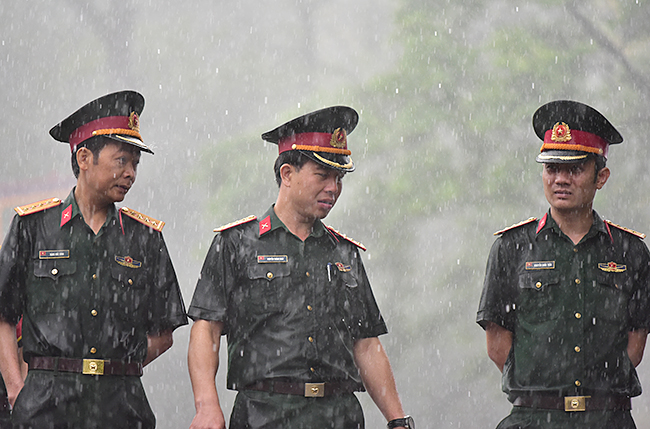 Xúc động hình ảnh sũng nước mưa của lực lượng an ninh ngày Giỗ Tổ-5