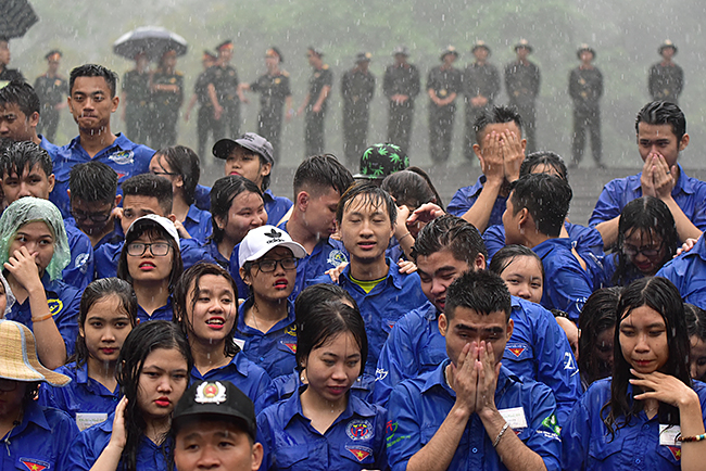 Xúc động hình ảnh sũng nước mưa của lực lượng an ninh ngày Giỗ Tổ-6