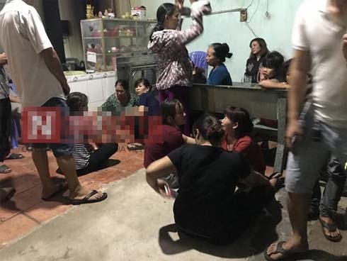 Hàng xóm kể lại cảnh tượng kinh hoàng vụ hai mẹ con chết, chồng thoi thóp sau cánh cửa
