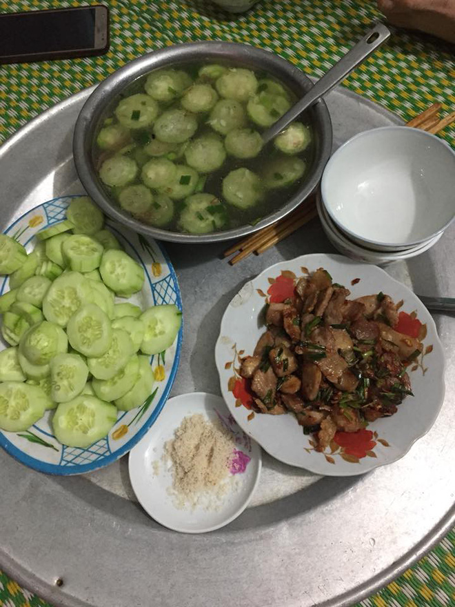 Khoe mâm cơm ngày nghỉ lễ vỏn vẹn 27 nghìn, người khen biết liệu cơm gắp mắm, kẻ chê hà tiện hết phần thiên hạ-2