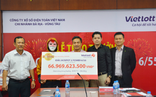 Nữ khách hàng che kín toàn thân nhận 67 tỷ đồng trúng số-1