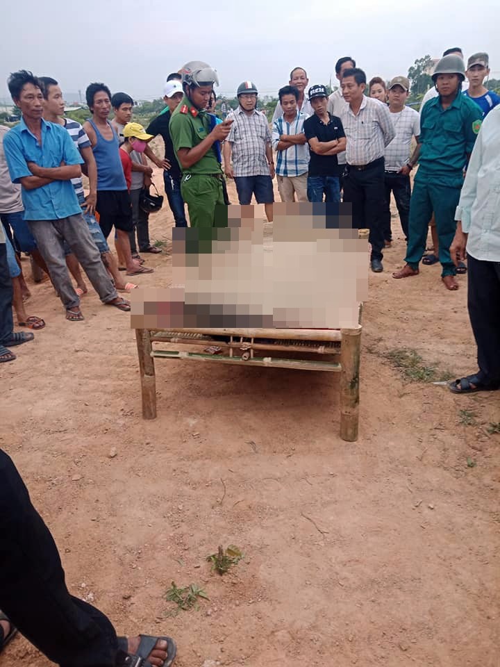 Hoảng hồn phát hiện thi thể nam thanh niên không mặc quần áo trong tư thế treo cổ trên cây trứng cá-1