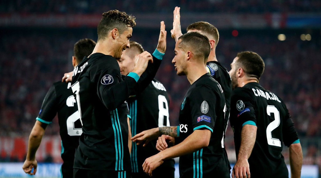 CĐV lao vào sân ôm Ronaldo sau trận thắng ngược của Real-7