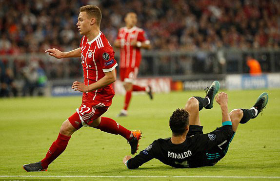 CĐV lao vào sân ôm Ronaldo sau trận thắng ngược của Real-3