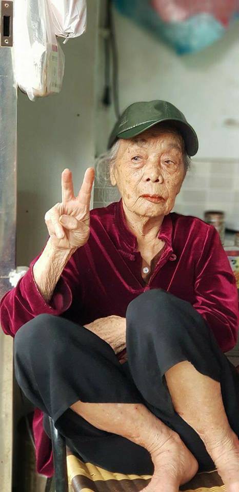 Người bà ngầu nhất vịnh Bắc Bộ chụp ảnh cùng cháu trai với thần thái ít ai có được!-1