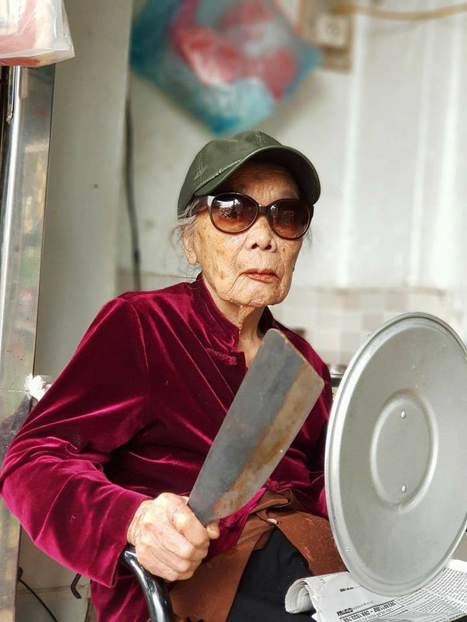 Người bà ngầu nhất vịnh Bắc Bộ chụp ảnh cùng cháu trai với thần thái ít ai có được!-2