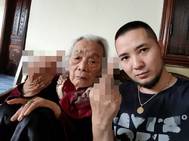 Người bà ngầu nhất vịnh Bắc Bộ chụp ảnh cùng cháu trai với thần thái ít ai có được!-3