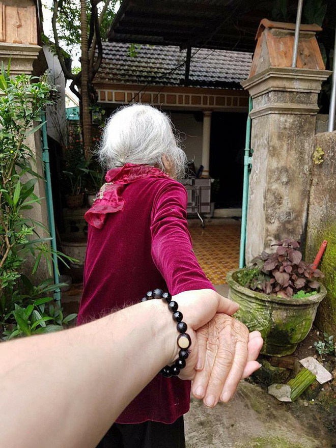 Người bà ngầu nhất vịnh Bắc Bộ chụp ảnh cùng cháu trai với thần thái ít ai có được!-4