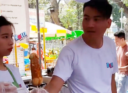 Cha mẹ phát hoảng khi hội chợ thiếu nhi bán bánh phản cảm-1