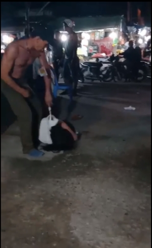 Người đàn ông đánh dã man 1 phụ nữ rồi lấy dây cột cổ lôi đi ở Vĩnh Long-1