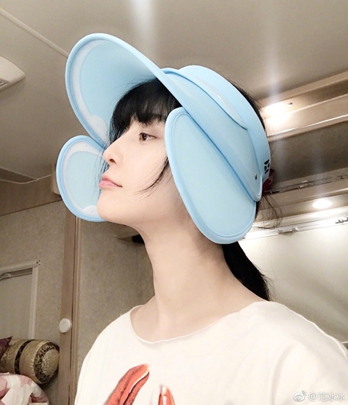 Chết cười với 1001 kiểu trốn mặt trời của Kim Tỏa Phạm Băng Băng-9